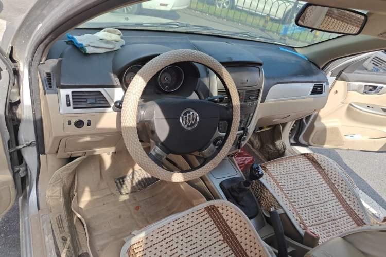 Used Buick Excelle 2013 1.5L Manual Classic Model Center Console