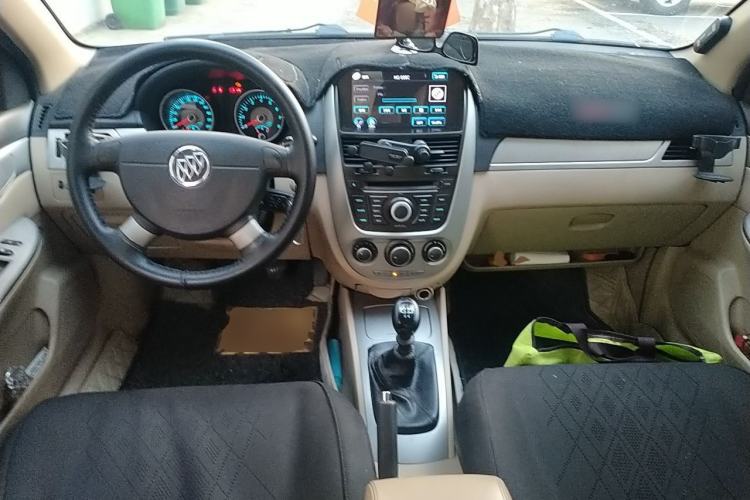 Used Buick Excelle 2013 1.5L Manual Luxury Model Center Console