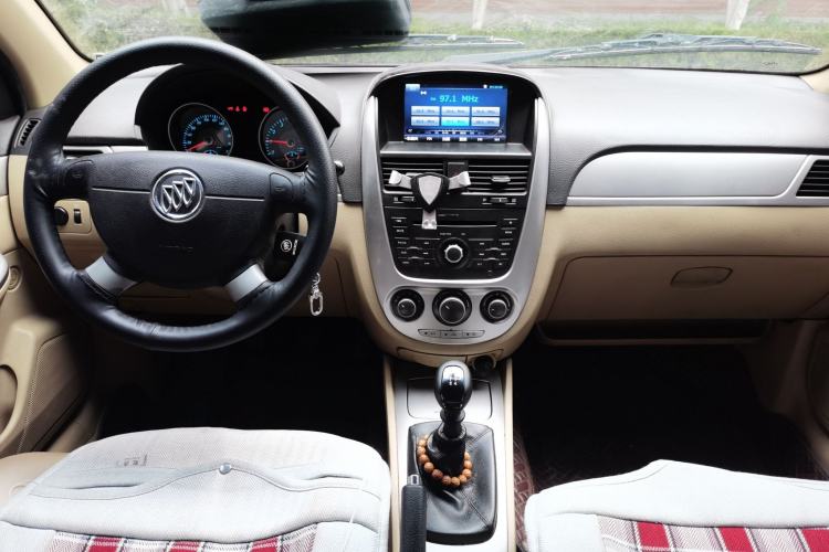 Used Buick Excelle 2013 1.5L Manual Classic Model Center Console