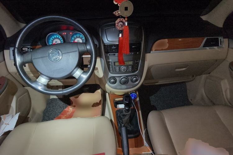 Used Buick Excelle 2013 1.5L Manual Luxury Model Center Console