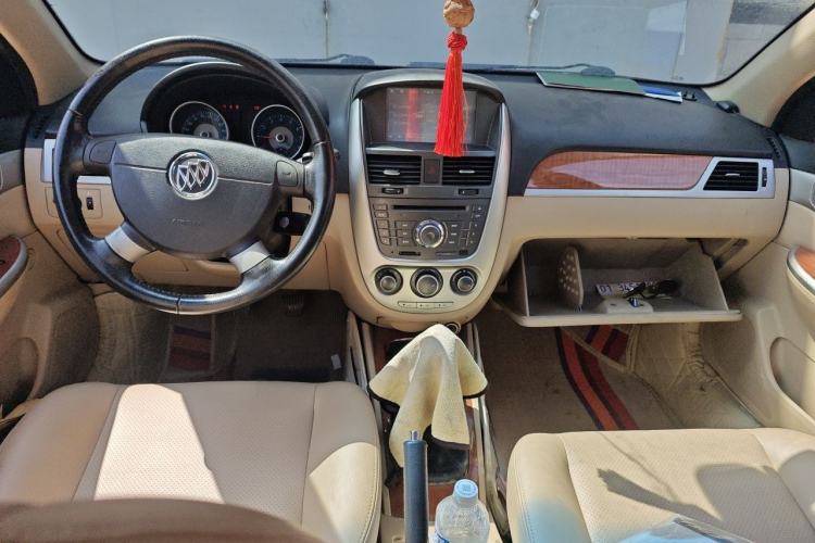 Used Buick Excelle 2013 1.5L Manual Luxury Model Center Console