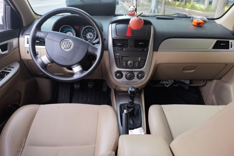 Used Buick Excelle 2013 1.5L Manual Classic Model Center Console