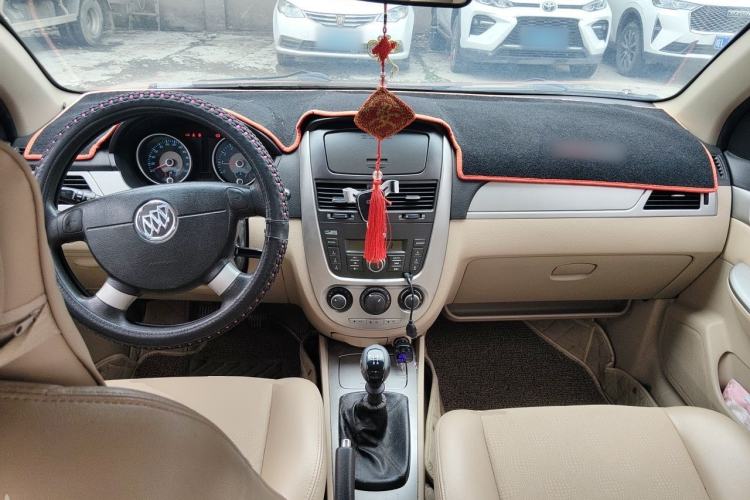 Used Buick Excelle 2013 1.5L Manual Classic Model Center Console