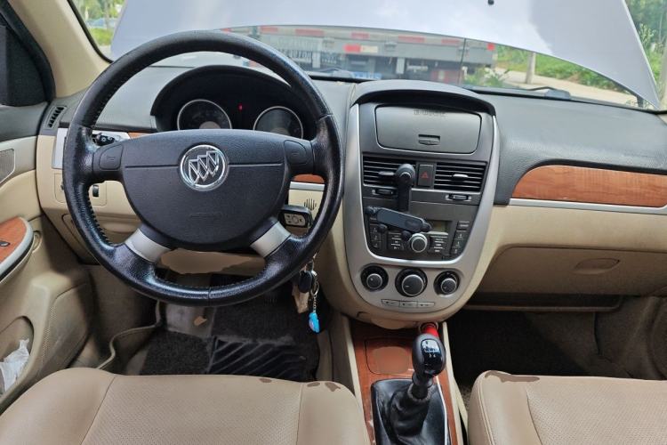 Used Buick Excelle 2013 1.5L Manual Luxury Model Center Console