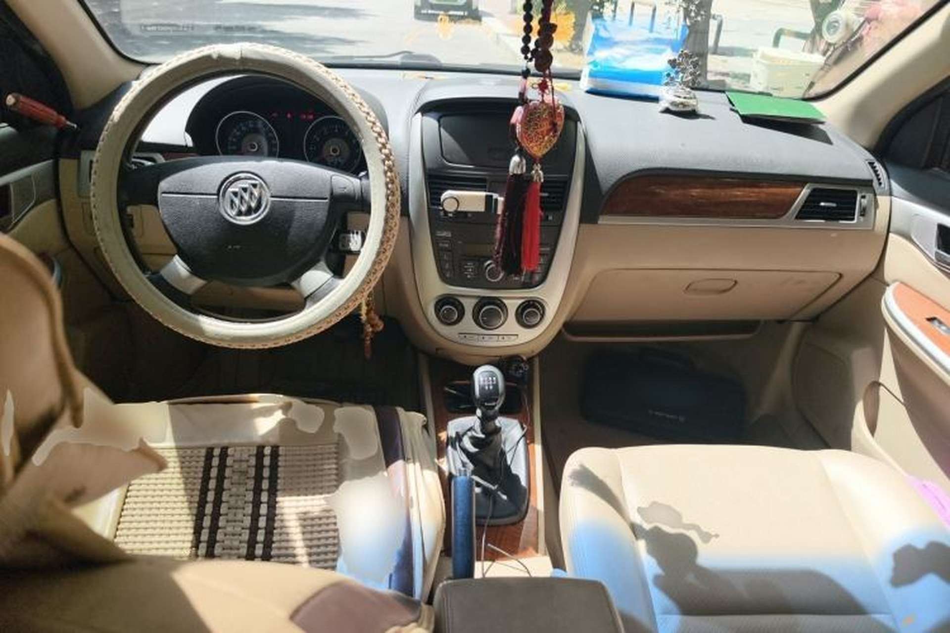 Used Buick Excelle 2013 1.5L Manual Luxury Model Center Console