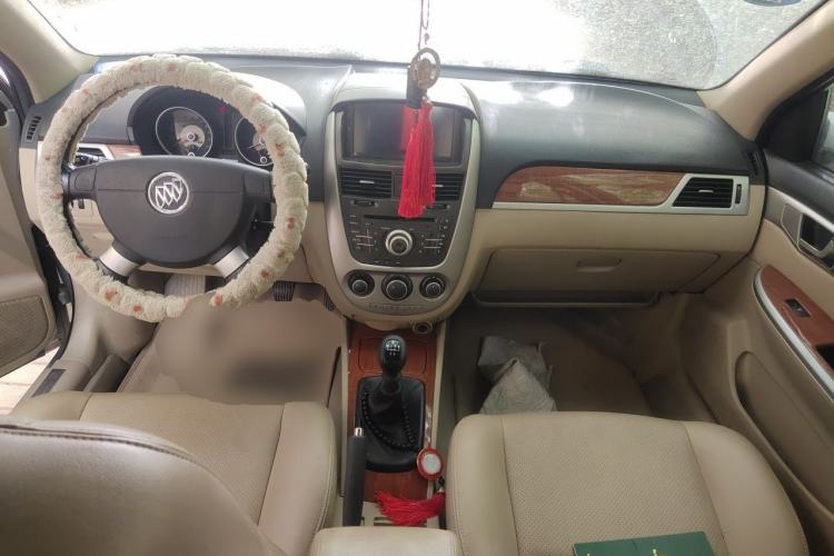 Used Buick Excelle 2013 1.5L Manual Luxury Model Center Console