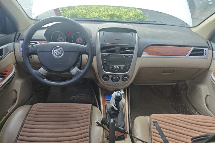 Used Buick Excelle 2013 1.5L Manual Luxury Model Center Console