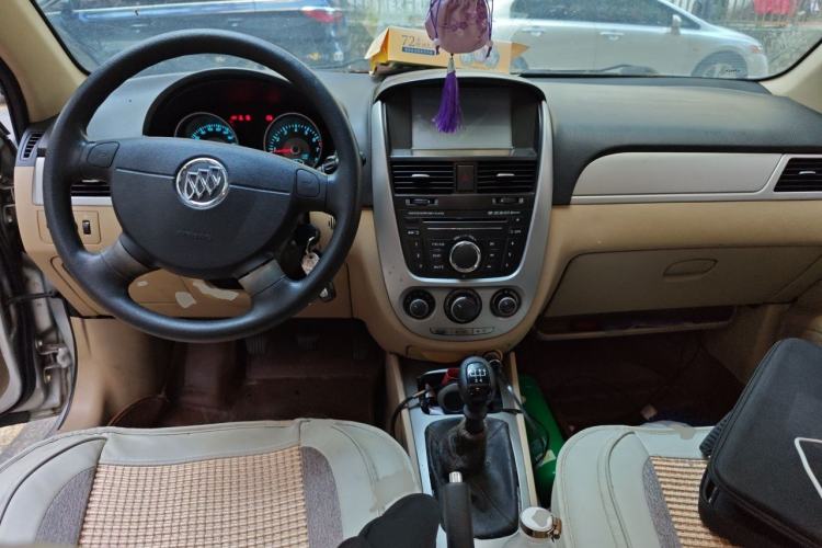 Used Buick Excelle 2013 1.5L Manual Classic Model Center Console