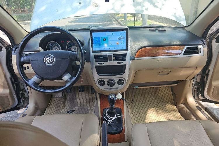 Used Buick Excelle 2013 1.5L Manual Luxury Model Center Console