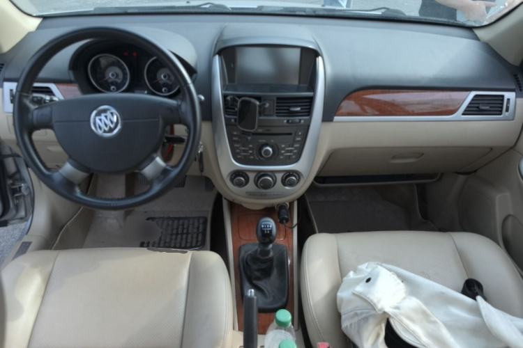 Used Buick Excelle 2013 1.5L Manual Luxury Model Center Console