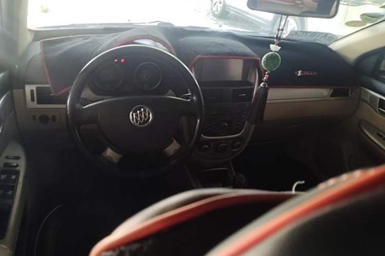 Used Buick Excelle 2013 1.5L Manual Classic Model Center Console