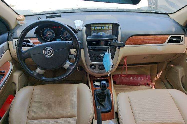 Used Buick Excelle 2013 1.5L Manual Luxury Model Center Console