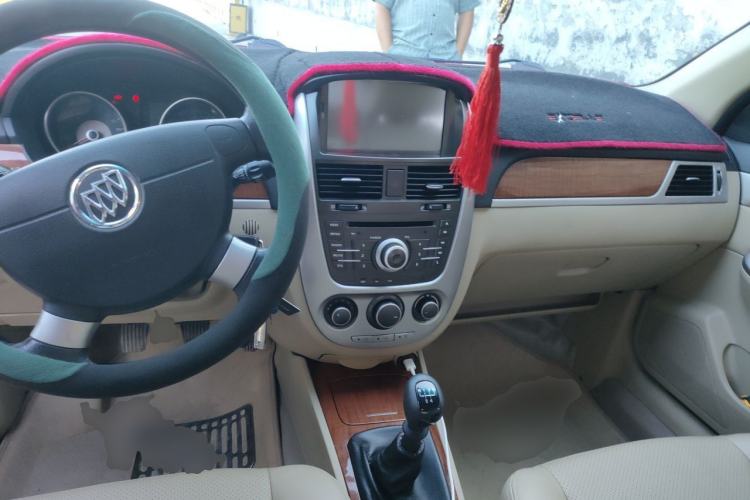 Used Buick Excelle 2013 1.5L Manual Luxury Model Center Console