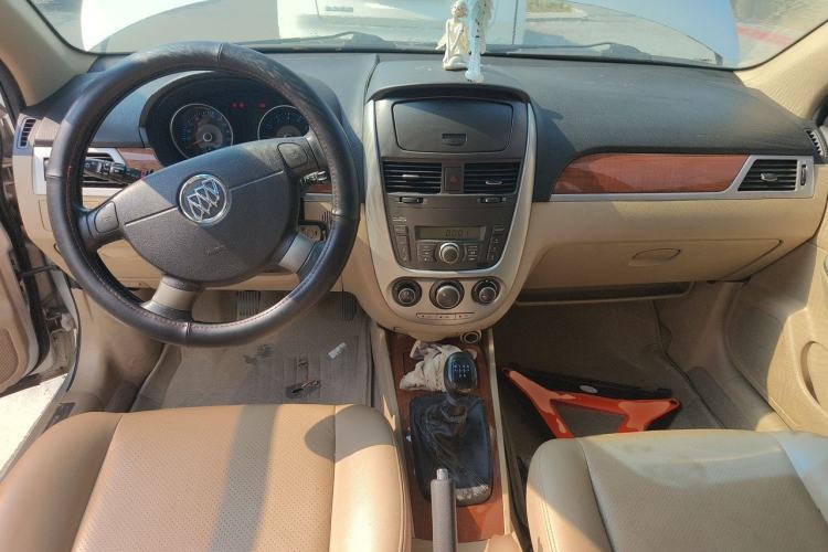 Used Buick Excelle 2013 1.5L Manual Luxury Model Center Console