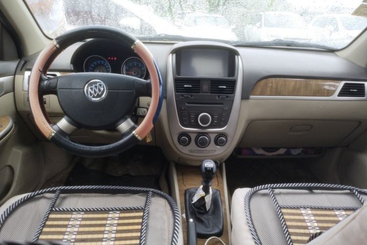Used Buick Excelle 2013 1.5L Manual Classic Model Center Console