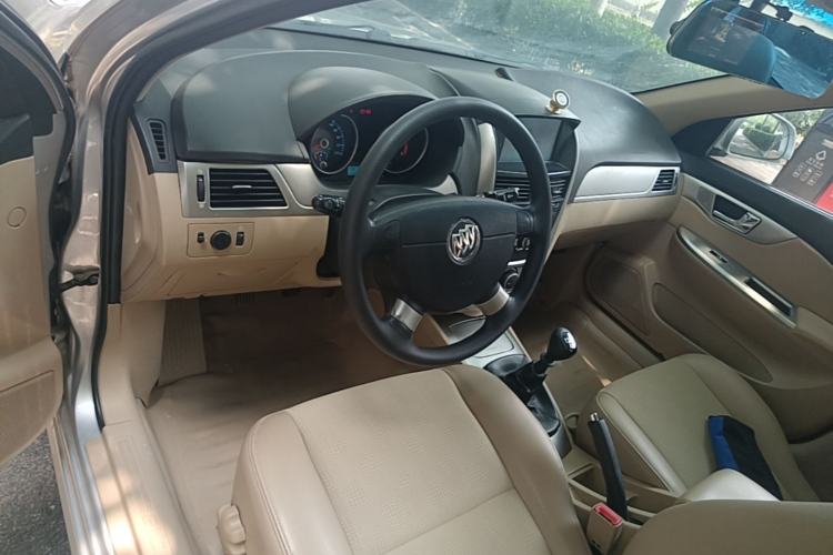 Used Buick Excelle 2013 1.5L Manual Classic Model Center Console