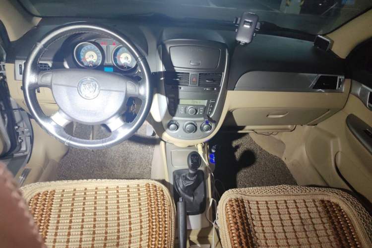 Used Buick Excelle 2013 1.5L Manual Classic Model Center Console