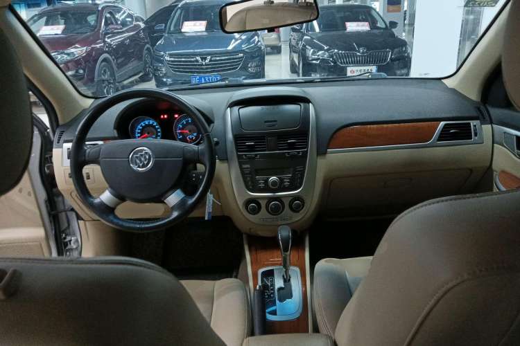 Used Buick Excelle 2013 1.5L Automatic Luxury Model Center Console