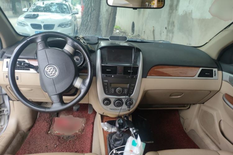 Used Buick Excelle 2013 1.5L Manual Luxury Model Center Console