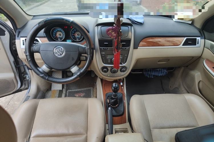 Used Buick Excelle 2013 1.5L Manual Luxury Model Center Console