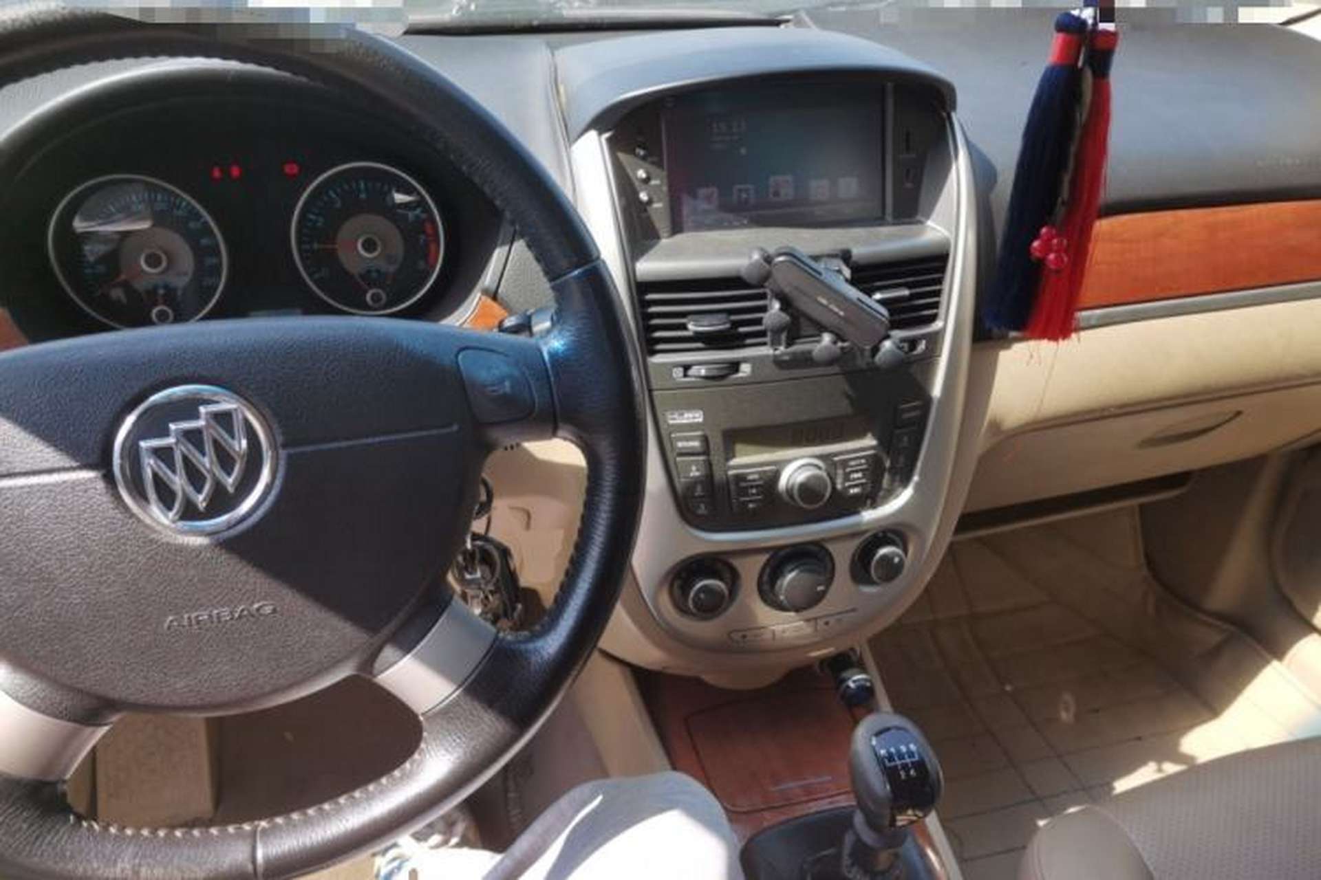 Used Buick Excelle 2013 1.5L Manual Luxury Model Center Console