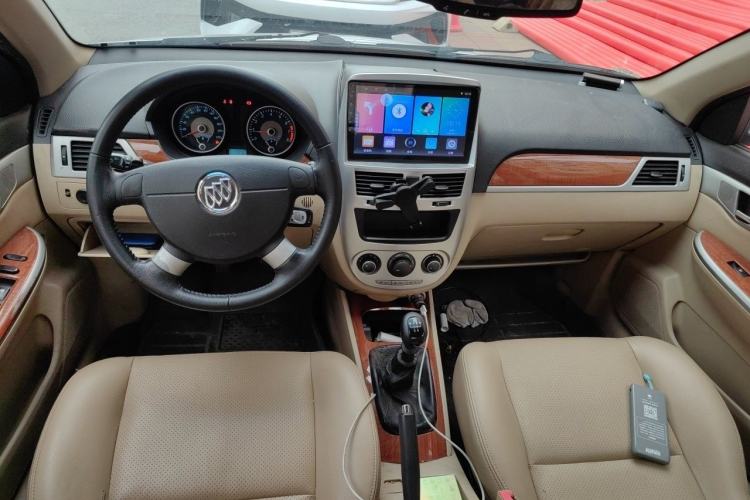 Used Buick Excelle 2013 1.5L Manual Luxury Model Center Console