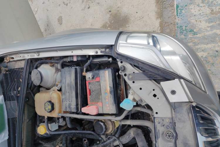 Used Buick Excelle 2013 1.5L Manual Luxury Model Engine Bay Left