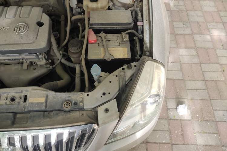 Used Buick Excelle 2013 1.5L Manual Luxury Model Engine Bay Left