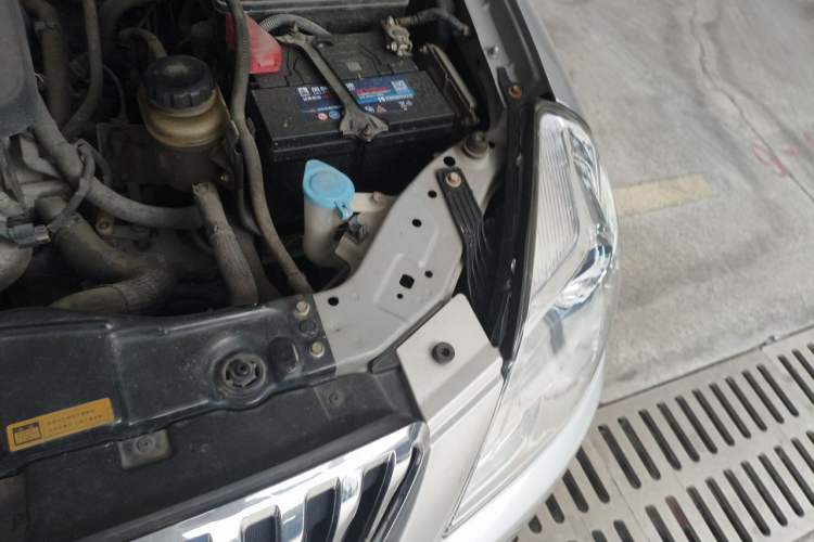 Used Buick Excelle 2013 1.5L Automatic Classic Model Engine Bay Left