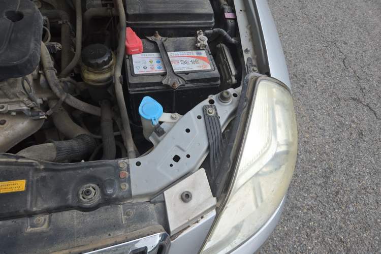 Used Buick Excelle 2013 1.5L Manual Luxury Model Engine Bay Left