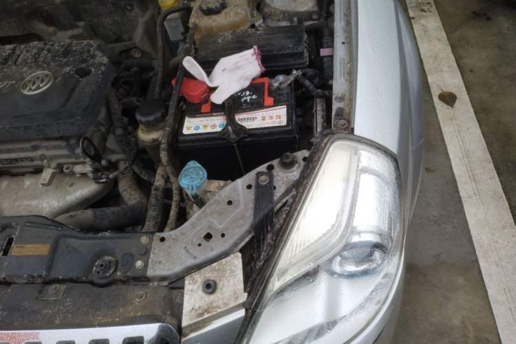 Used Buick Excelle 2013 1.5L Manual Classic Model Engine Bay Left