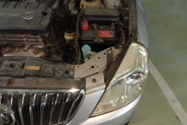 Used Buick Excelle 2013 1.5L Manual Classic Model Engine Bay Left