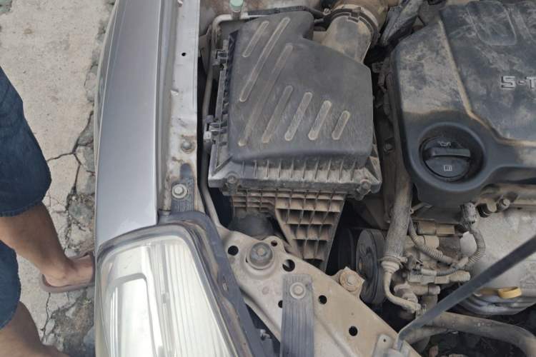 Used Buick Excelle 2013 1.5L Manual Classic Model Engine Bay Right