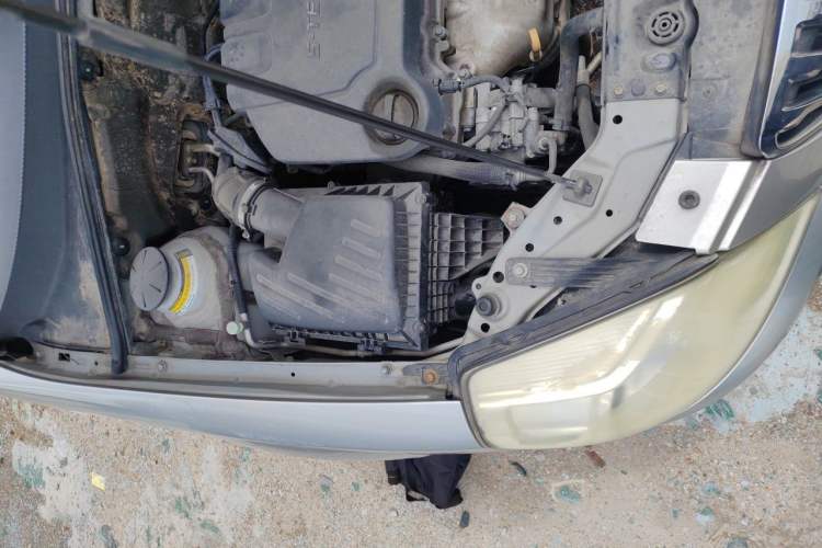 Used Buick Excelle 2013 1.5L Manual Luxury Model Engine Bay Right