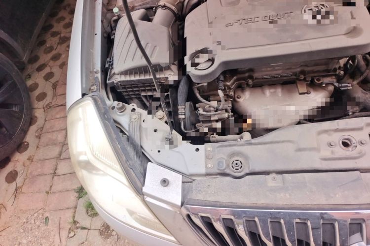 Used Buick Excelle 2013 1.5L Automatic Classic Model Engine Bay Right