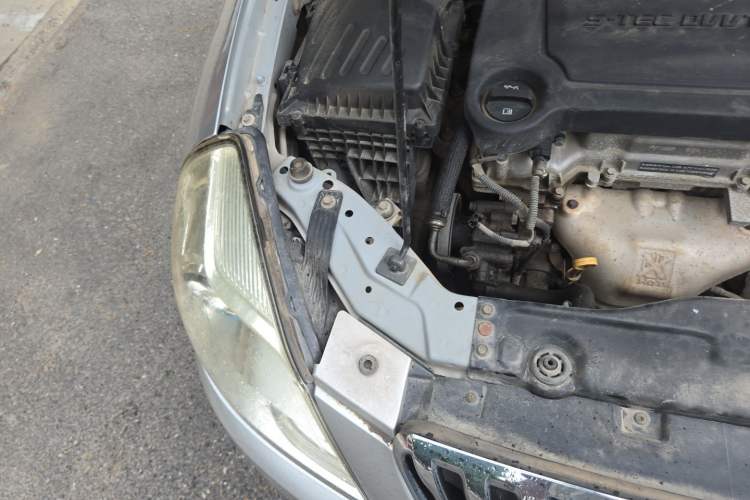 Used Buick Excelle 2013 1.5L Manual Luxury Model Engine Bay Right