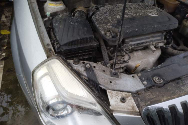 Used Buick Excelle 2013 1.5L Manual Classic Model Engine Bay Right