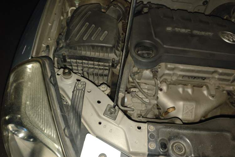 Used Buick Excelle 2013 1.5L Manual Classic Model Engine Bay Right