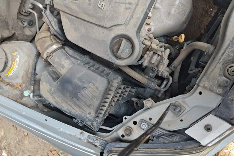 Used Buick Excelle 2013 1.5L Manual Classic Model Engine Bay Right