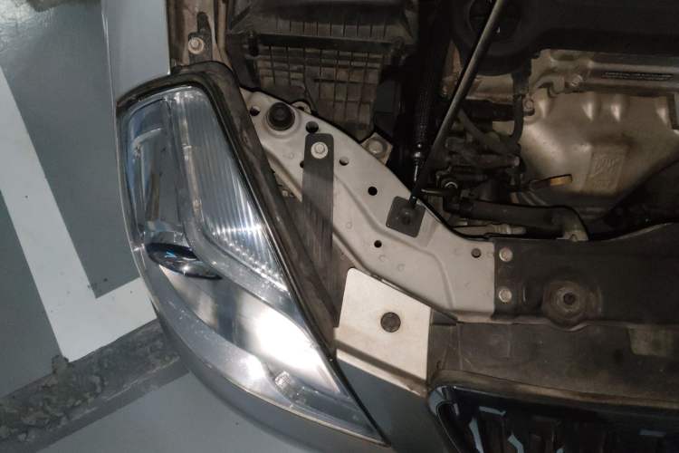 Used Buick Excelle 2013 1.5L Automatic Luxury Model Engine Bay Right