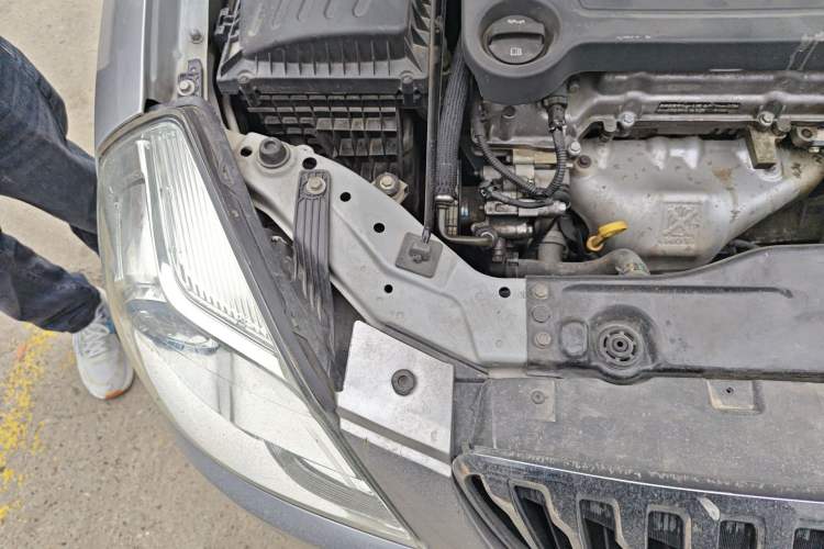 Used Buick Excelle 2013 1.5L Automatic Classic Model Engine Bay Right