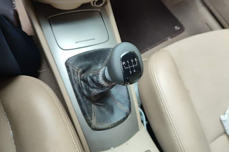 Used Buick Excelle 2013 1.5L Manual Classic Model Gear Lever