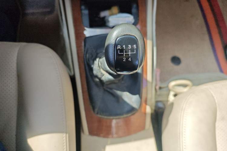 Used Buick Excelle 2013 1.5L Manual Luxury Model Gear Lever