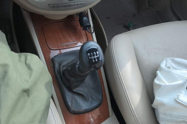 Used Buick Excelle 2013 1.5L Manual Luxury Model Gear Lever