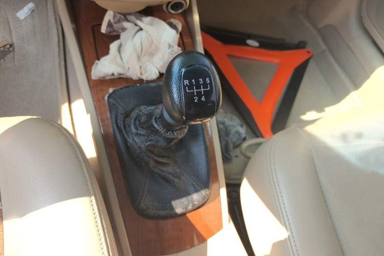 Used Buick Excelle 2013 1.5L Manual Luxury Model Gear Lever