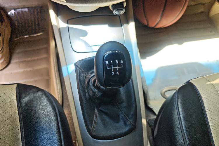Used Buick Excelle 2013 1.5L Manual Classic Model Gear Lever