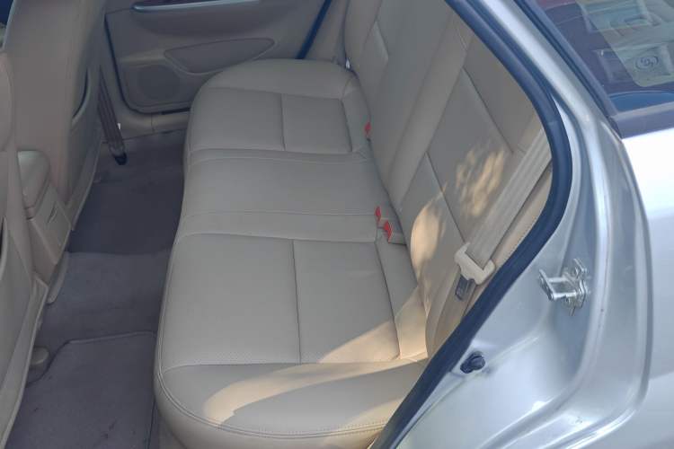 Used Buick Excelle 2013 1.5L Manual Luxury Model Interior 1