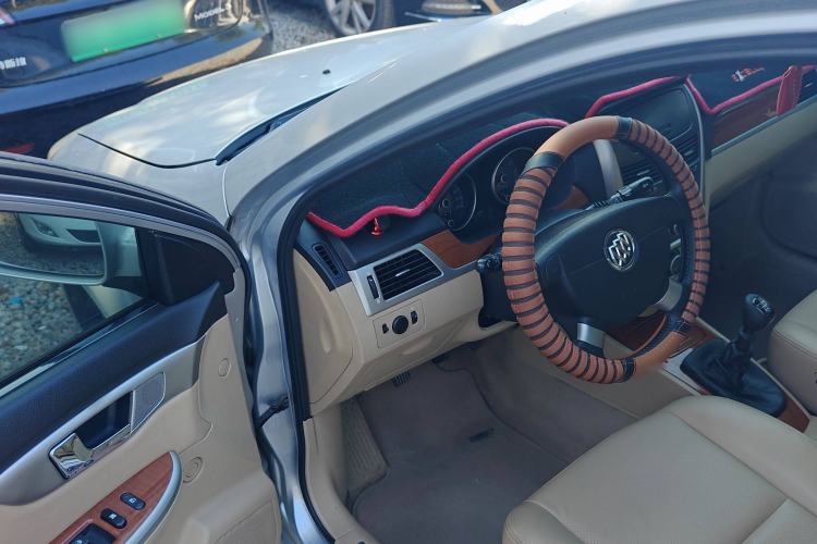 Used Buick Excelle 2013 1.5L Manual Luxury Model Interior 2