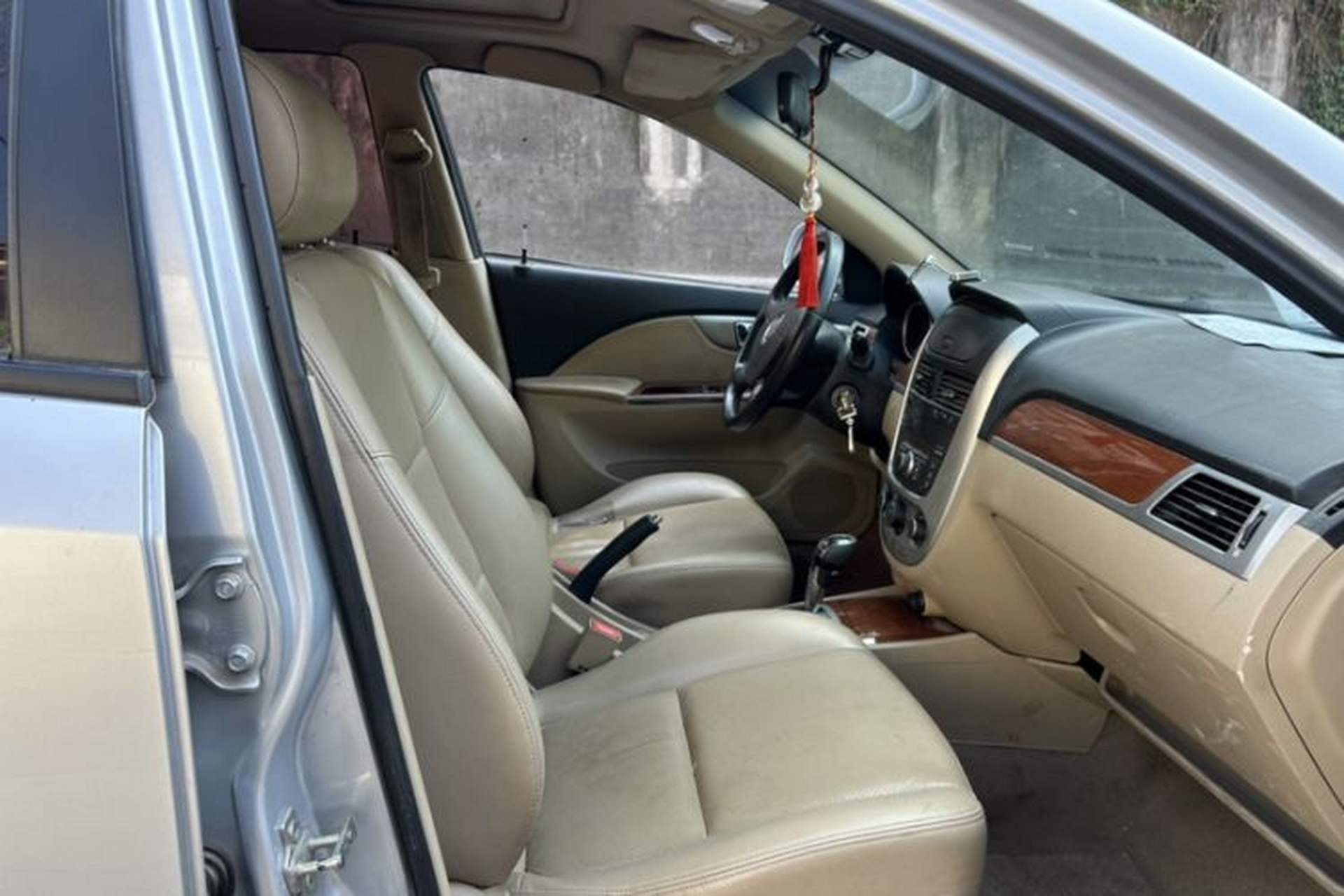 Used Buick Excelle 2013 1.5L Automatic Luxury Model Interior 7