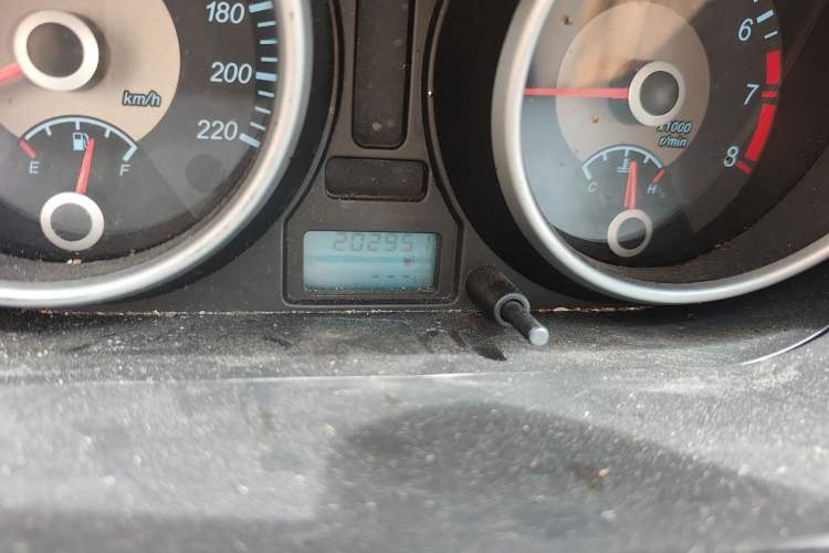 Used Buick Excelle 2013 1.5L Manual Classic Model Odometer Close Up